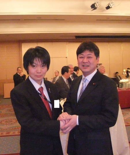 京都4区(京都市右京区・西京区・亀岡市・南丹市・船井郡 京丹波町)衆議院議員 田中英之 ( 田中ひでゆき ) 先生と 増田真知宇 ( ますだまちう ・真知宇 ) 先生が握手 京都4区(京都市右京区・西京区・亀岡市・南丹市・船井郡 京丹波町)衆議院議員 田中英之 ( 田中ひでゆき ) 先生と 増田真知宇 ( ますだまちう ・真知宇 ) 先生が握手