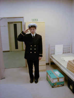 当時60倍率を突破して海上自衛隊幹部候補生学校(江田島・旧 海軍兵学校)着校直後の増田真知宇 (真知宇 ますだまちう)先生(足元右下のクロネコヤマト便の箱が着校直後を物語る) 当時60倍率を突破して海上自衛隊幹部候補生学校(江田島・旧 海軍兵学校)着校直後の増田真知宇 (真知宇 ますだまちう)先生(足元右下のクロネコヤマト便の箱が着校直後を物語る)