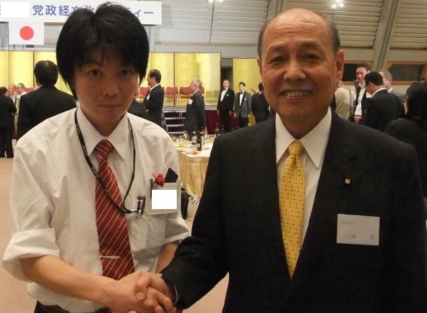 警察トップ 国家公安委員長 二ノ湯さとし(二之湯智・にのゆさとし・二の湯さとし) 参議院議員(参議院京都選挙区・元京都市議・元京都市議会議長・元 自由民主党京都府連会長)と握手する 増田真知宇 ( ますだまちう ) 先生 警察トップ 国家公安委員長 二ノ湯さとし(二之湯智・にのゆさとし・二の湯さとし) 参議院議員(参議院京都選挙区・元京都市議・元京都市議会議長・元 自由民主党京都府連会長)と握手する 増田真知宇 ( ますだまちう ) 先生