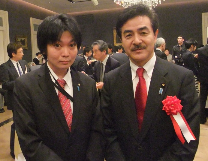 参議院議員 佐藤正久(佐藤まさひさ)京都府 福知山連隊長 福知山駐屯地司令 防衛政務官 外務副大臣 も 増田真知宇(ますだまちう)海上自衛隊幹部候補生(江田島五十三期生・旧 海軍兵学校)の愛国者同士の写真 参議院議員 佐藤正久(佐藤まさひさ)京都府 福知山連隊長 福知山駐屯地司令 防衛政務官 外務副大臣 も 増田真知宇(ますだまちう)海上自衛隊幹部候補生(江田島五十三期生・旧 海軍兵学校)の愛国者同士の写真